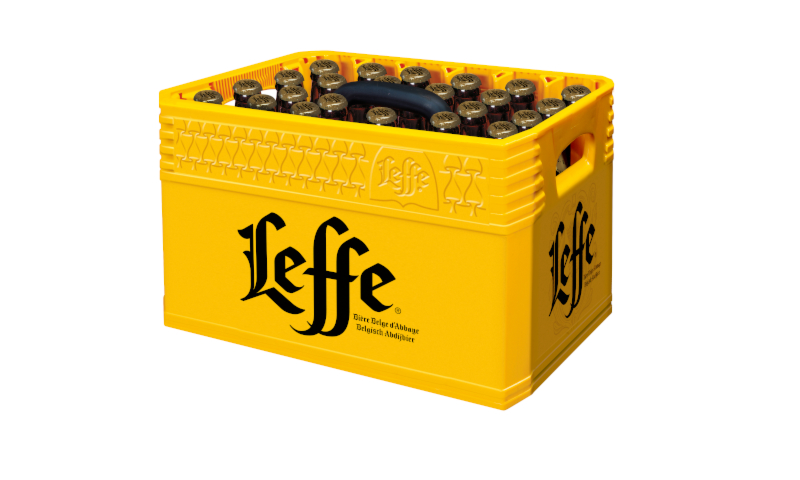 Leffe Blond krat op de vloer voor een blauwe muur